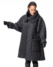 Load image into Gallery viewer, Black Quilted Coat - Aino
