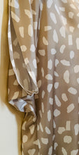 Load image into Gallery viewer, Cream &amp; Sand Print Top - Peruzzi
