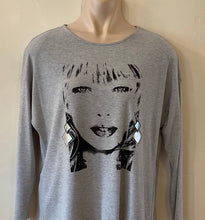 Load image into Gallery viewer, Grey Woman Graphic Top - Paz Torras
