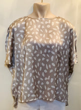 Load image into Gallery viewer, Cream &amp; Sand Print Top - Peruzzi

