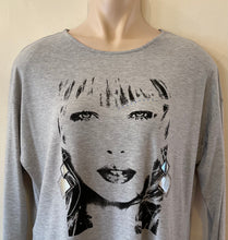 Load image into Gallery viewer, Grey Woman Graphic Top - Paz Torras
